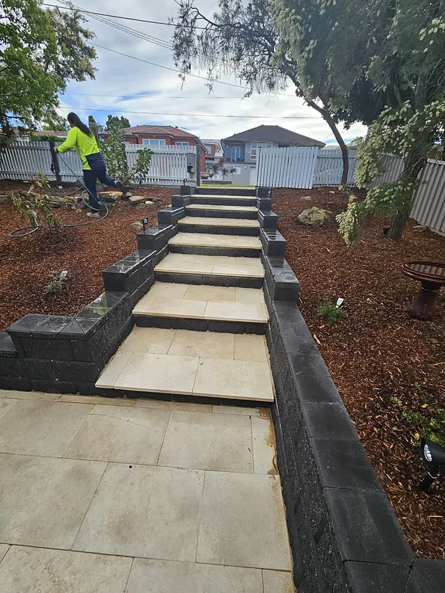 Sandstone-look steps between block planters